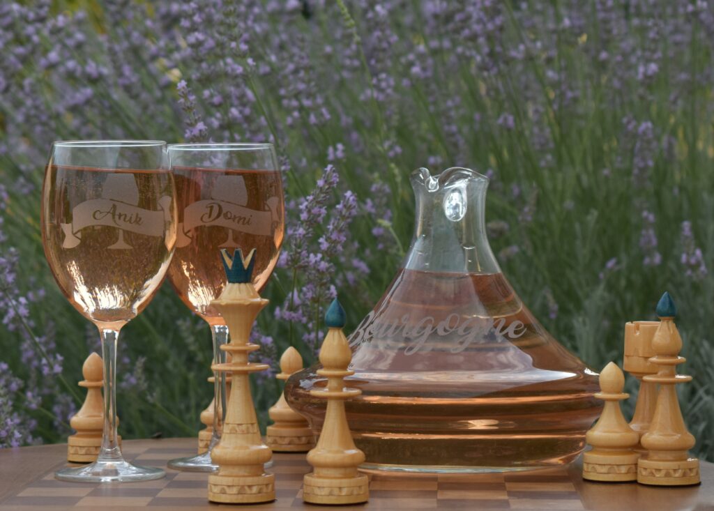 Gravure personnalisée d'une carafe et de deux verres