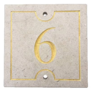plaquette en pierre avec n° de maison